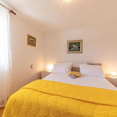 5 Bedroom Cozy Home In Okrug Donji Donji Okrug  Zewnętrze zdjęcie