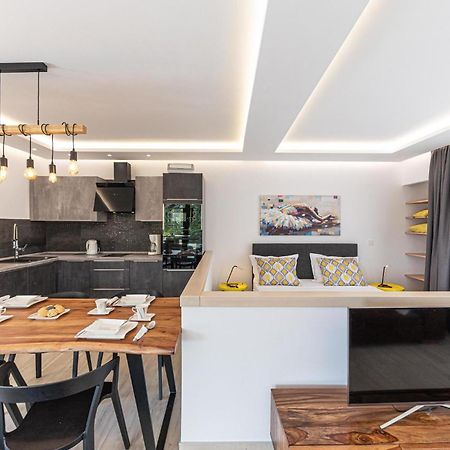 5 Bedroom Cozy Home In Okrug Donji Donji Okrug  Zewnętrze zdjęcie