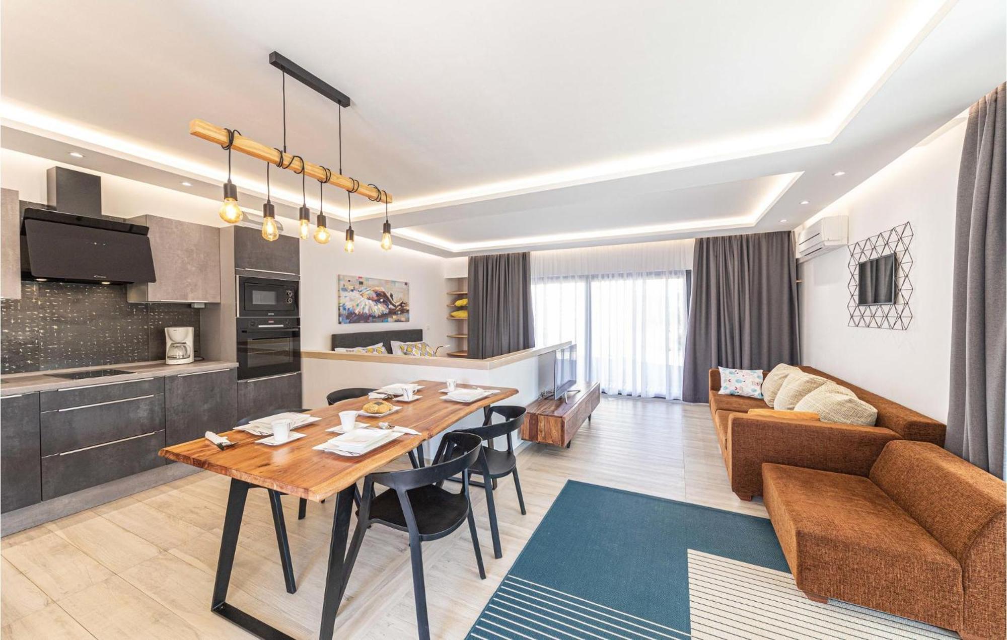 5 Bedroom Cozy Home In Okrug Donji Donji Okrug  Zewnętrze zdjęcie