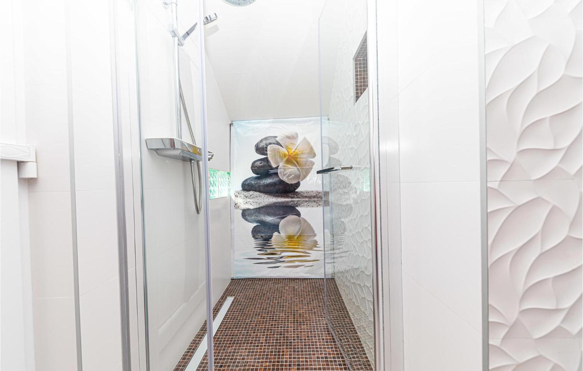 5 Bedroom Cozy Home In Okrug Donji Donji Okrug  Zewnętrze zdjęcie