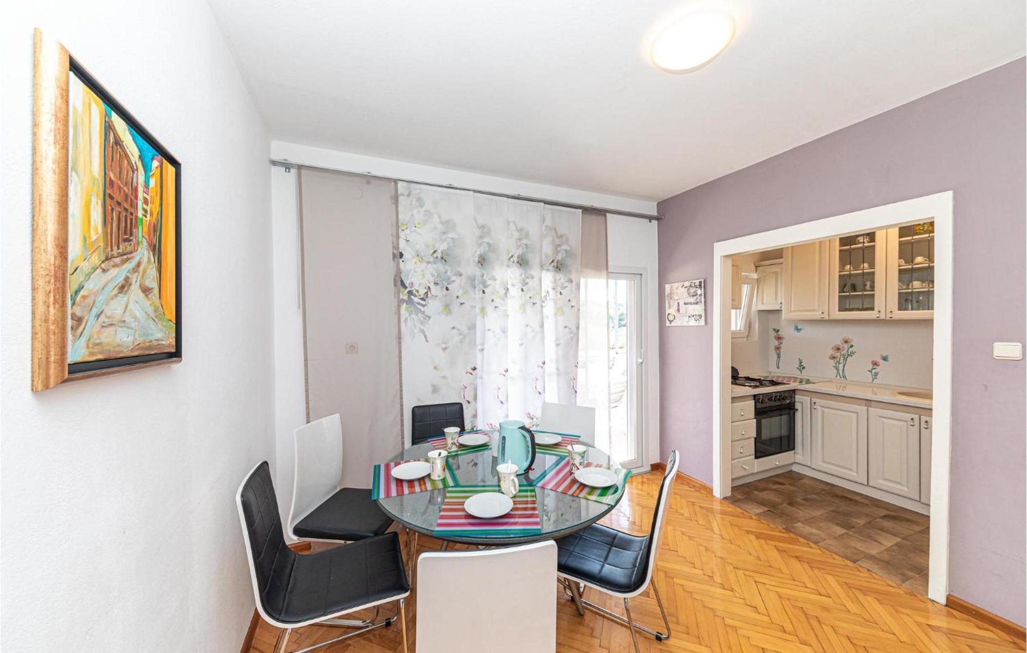 5 Bedroom Cozy Home In Okrug Donji Donji Okrug  Zewnętrze zdjęcie
