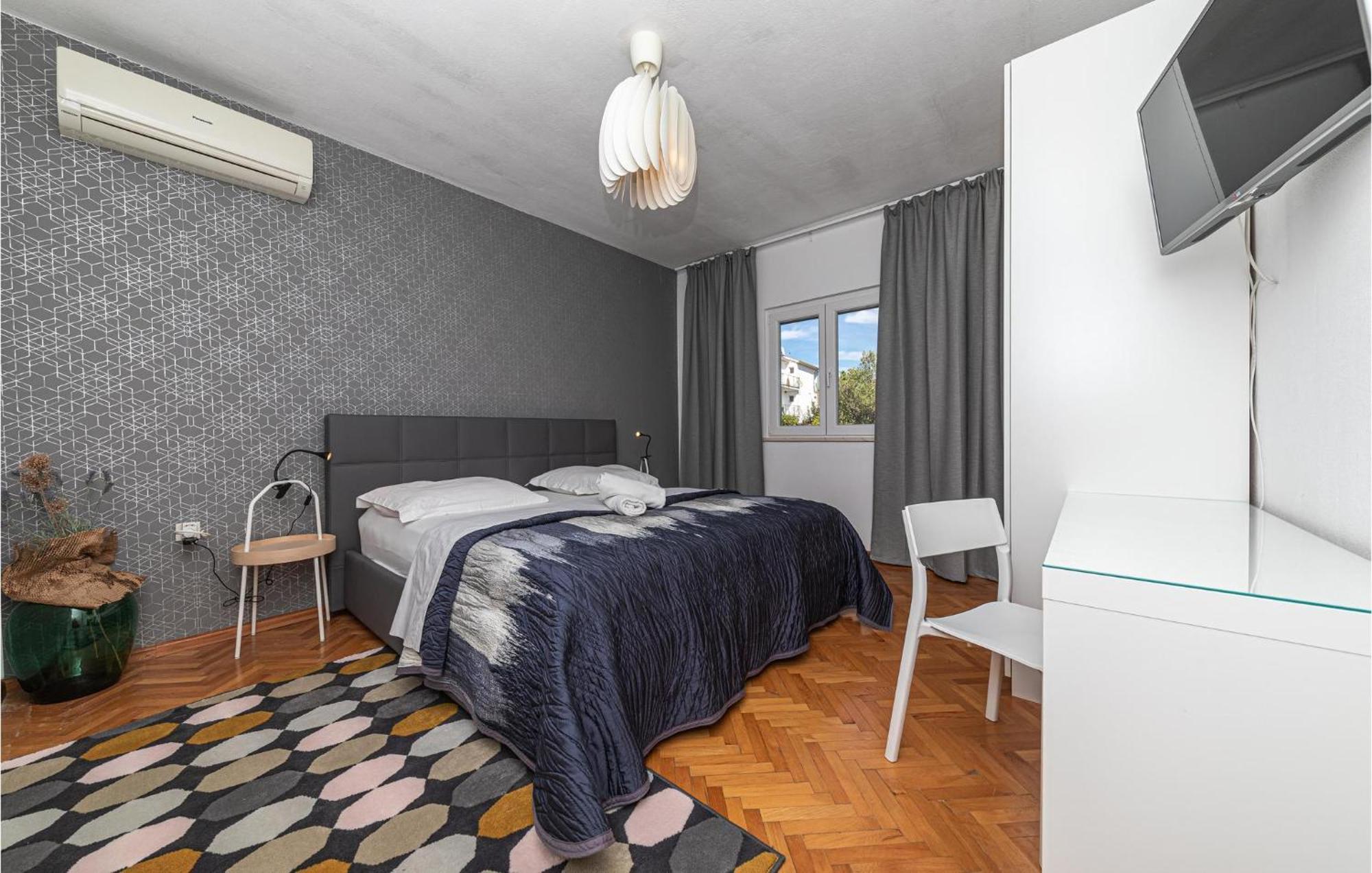 5 Bedroom Cozy Home In Okrug Donji Donji Okrug  Zewnętrze zdjęcie