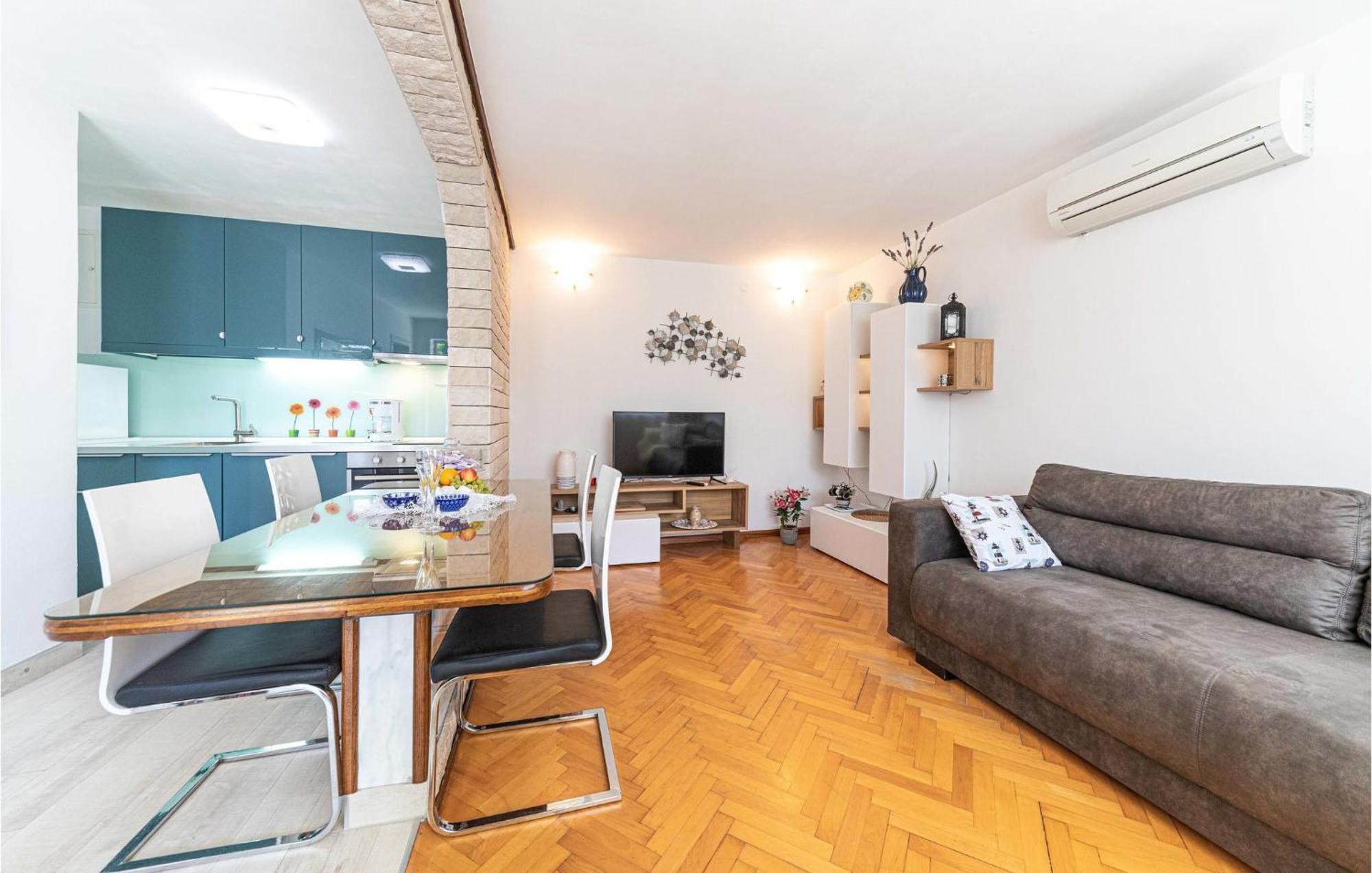 5 Bedroom Cozy Home In Okrug Donji Donji Okrug  Zewnętrze zdjęcie