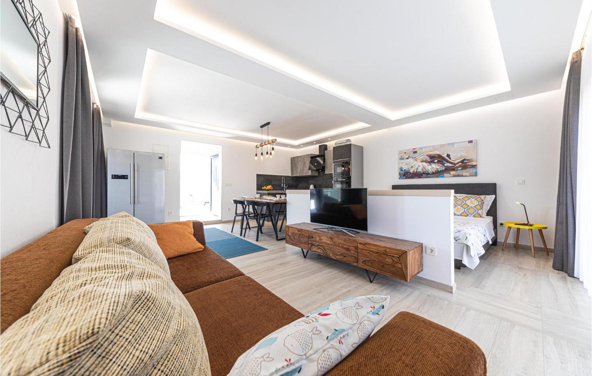 5 Bedroom Cozy Home In Okrug Donji Donji Okrug  Zewnętrze zdjęcie