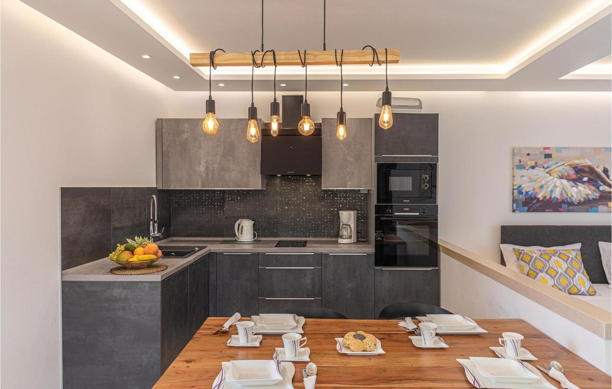 5 Bedroom Cozy Home In Okrug Donji Donji Okrug  Zewnętrze zdjęcie