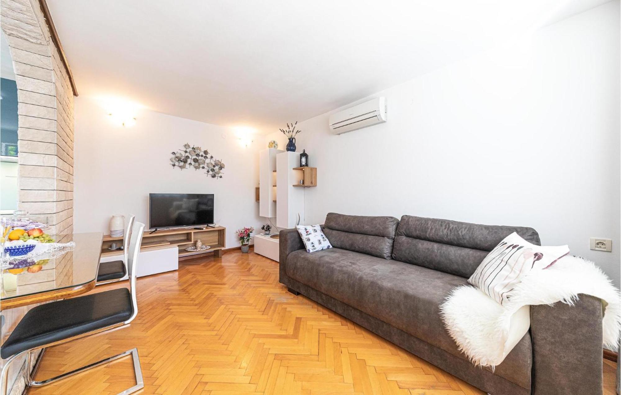 5 Bedroom Cozy Home In Okrug Donji Donji Okrug  Zewnętrze zdjęcie