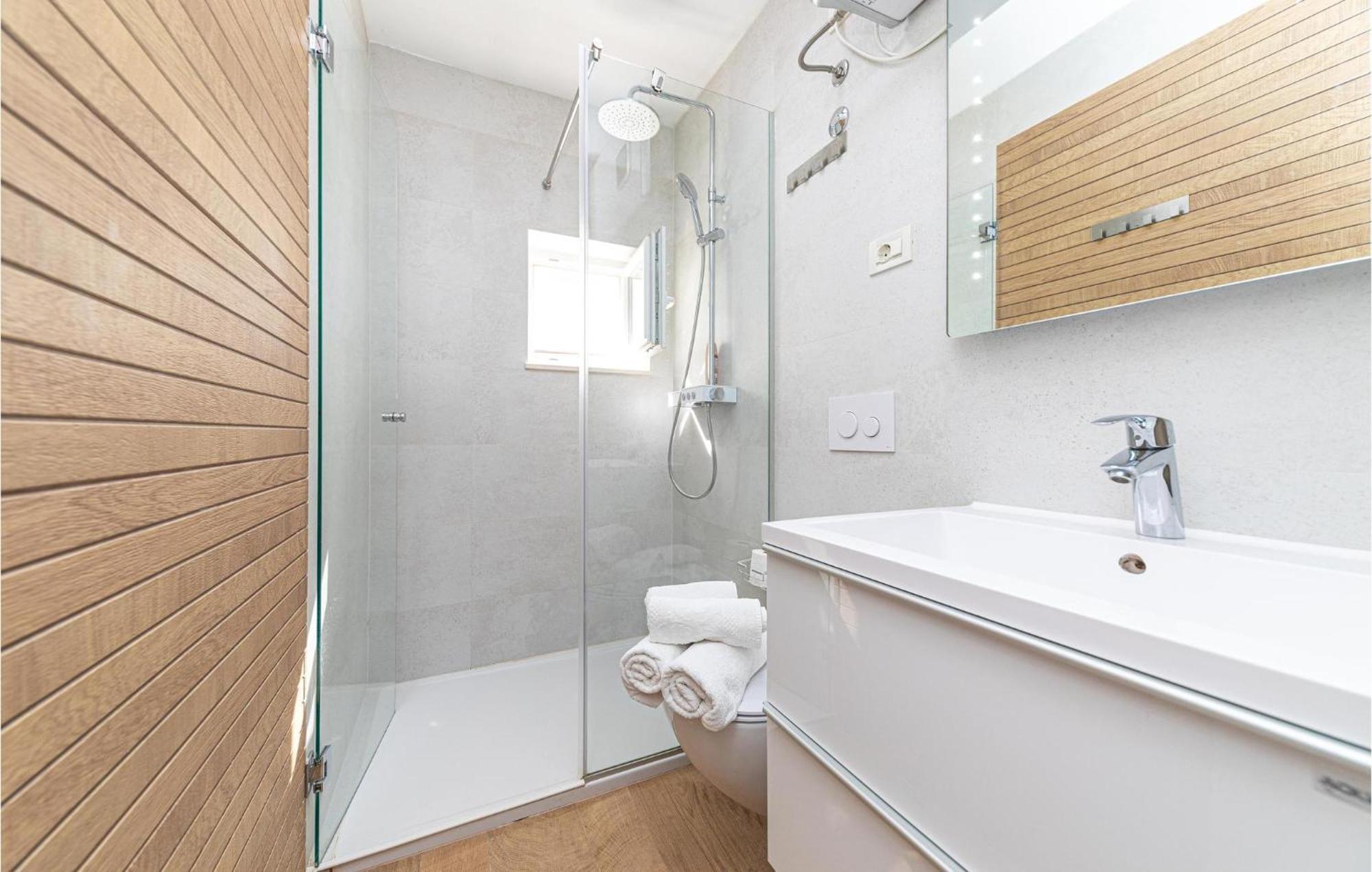 5 Bedroom Cozy Home In Okrug Donji Donji Okrug  Zewnętrze zdjęcie