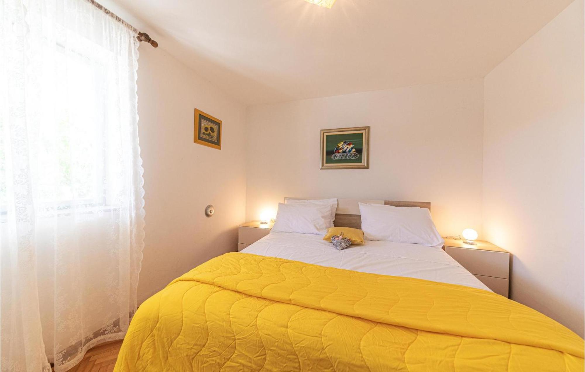 5 Bedroom Cozy Home In Okrug Donji Donji Okrug  Zewnętrze zdjęcie