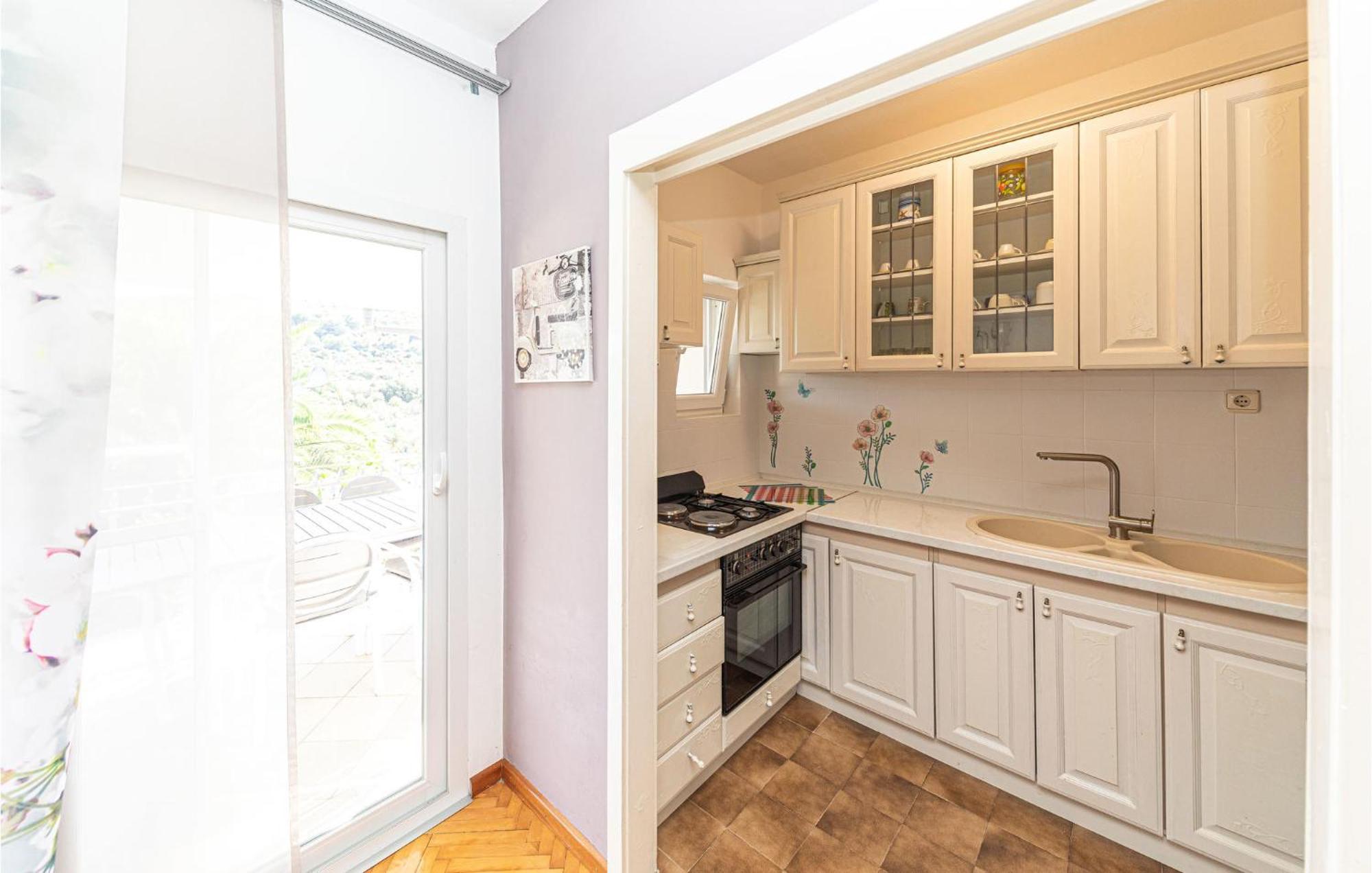 5 Bedroom Cozy Home In Okrug Donji Donji Okrug  Zewnętrze zdjęcie