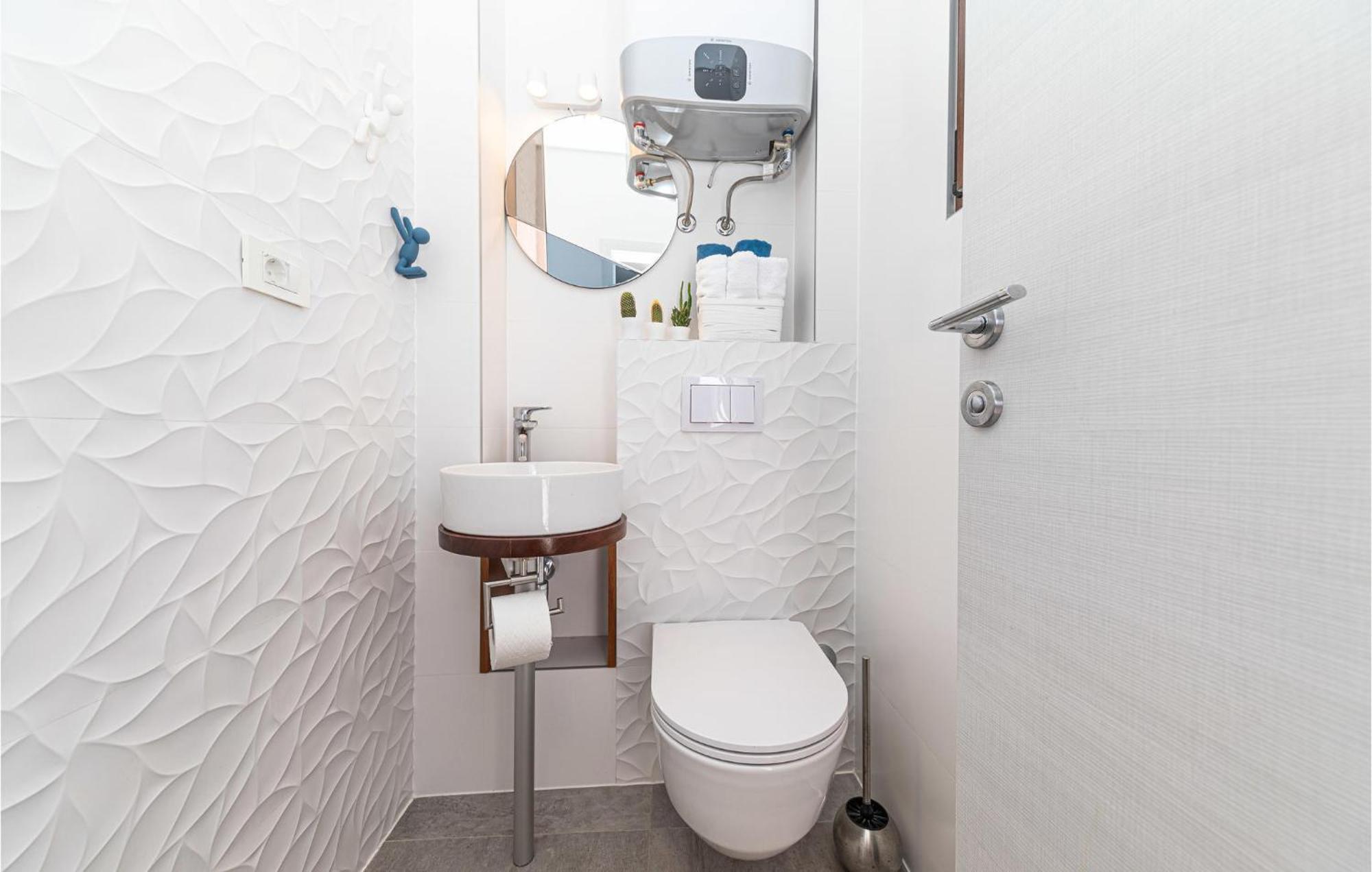 5 Bedroom Cozy Home In Okrug Donji Donji Okrug  Zewnętrze zdjęcie