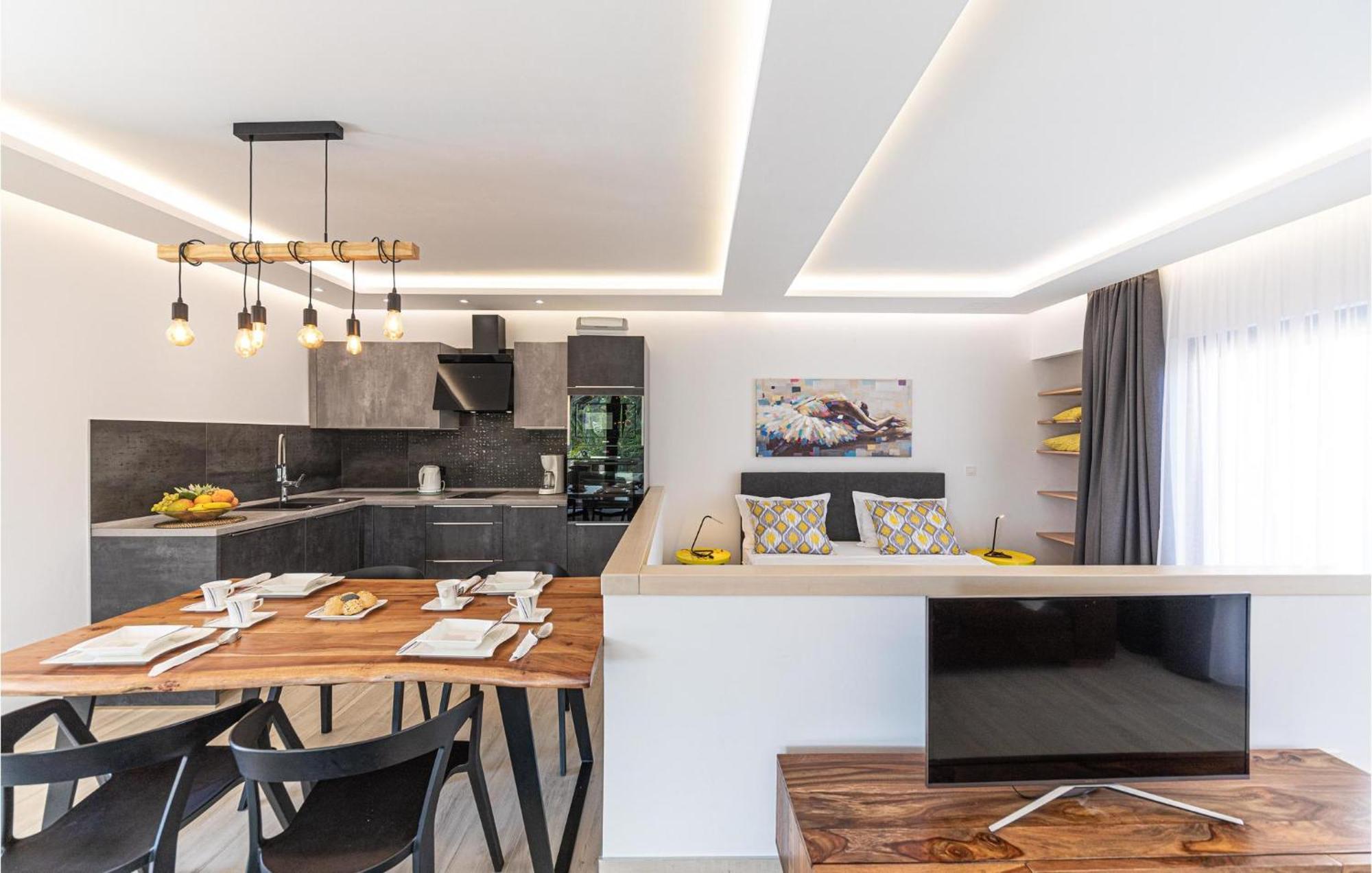 5 Bedroom Cozy Home In Okrug Donji Donji Okrug  Zewnętrze zdjęcie