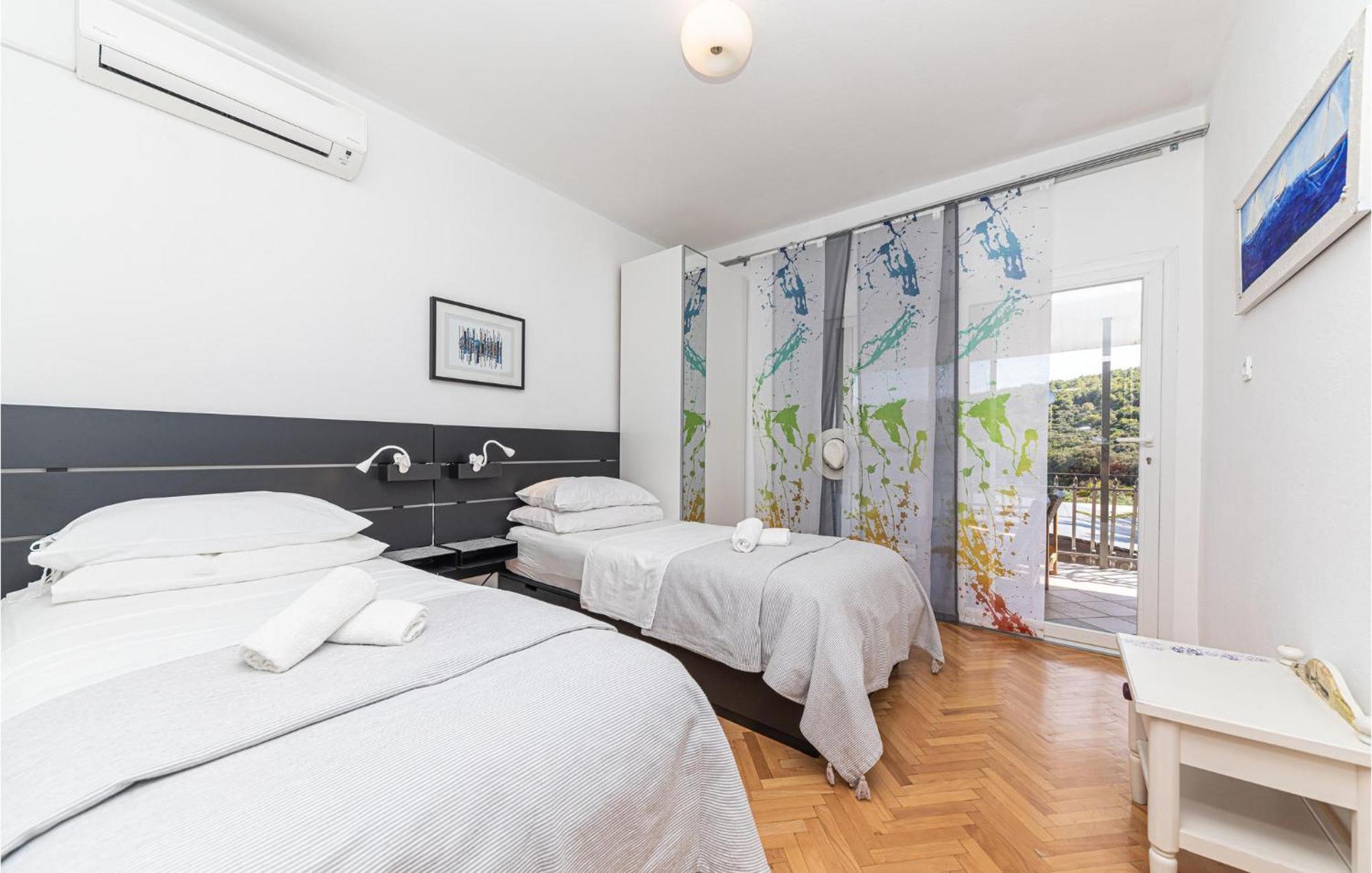 5 Bedroom Cozy Home In Okrug Donji Donji Okrug  Zewnętrze zdjęcie