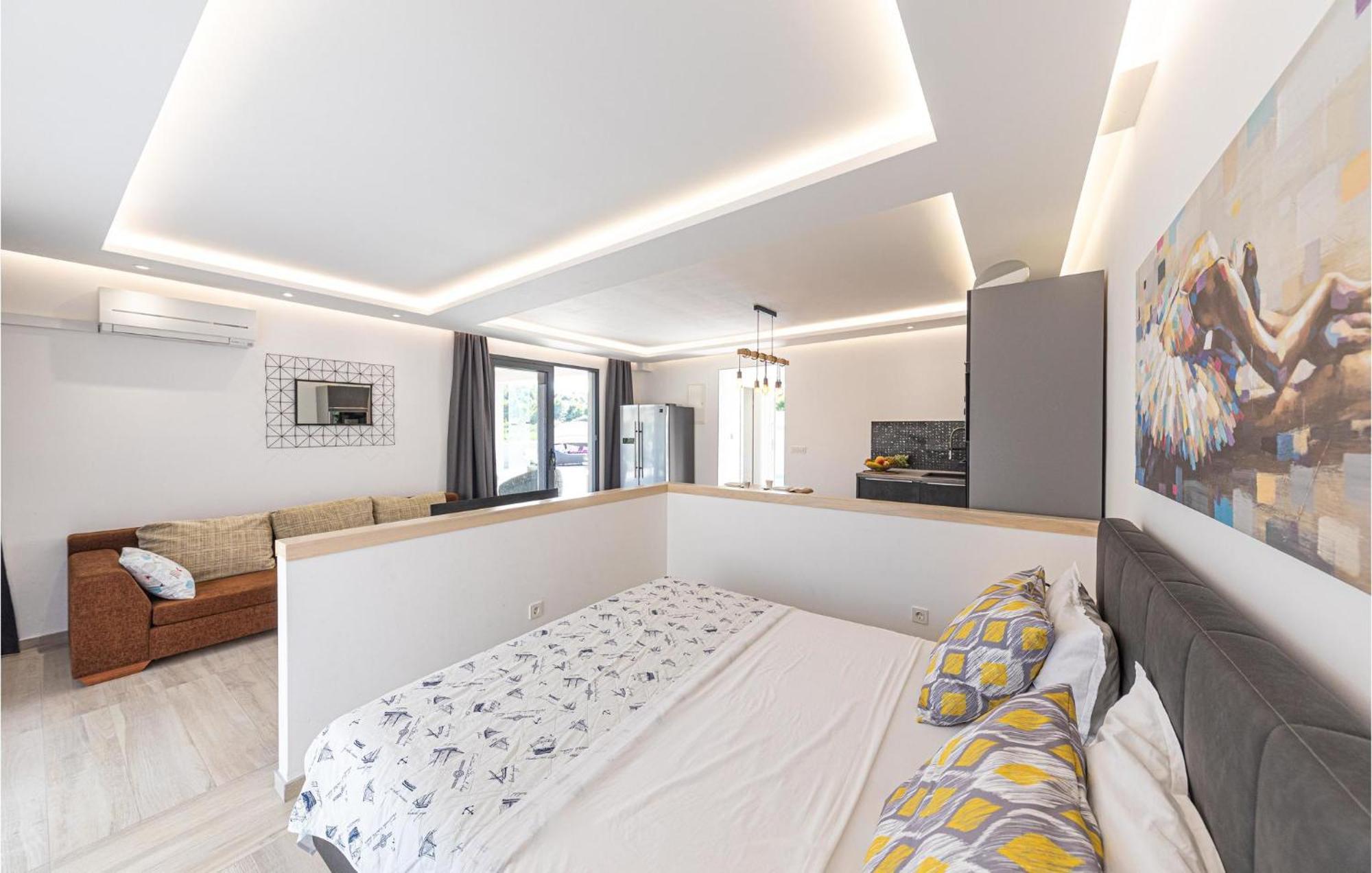 5 Bedroom Cozy Home In Okrug Donji Donji Okrug  Zewnętrze zdjęcie