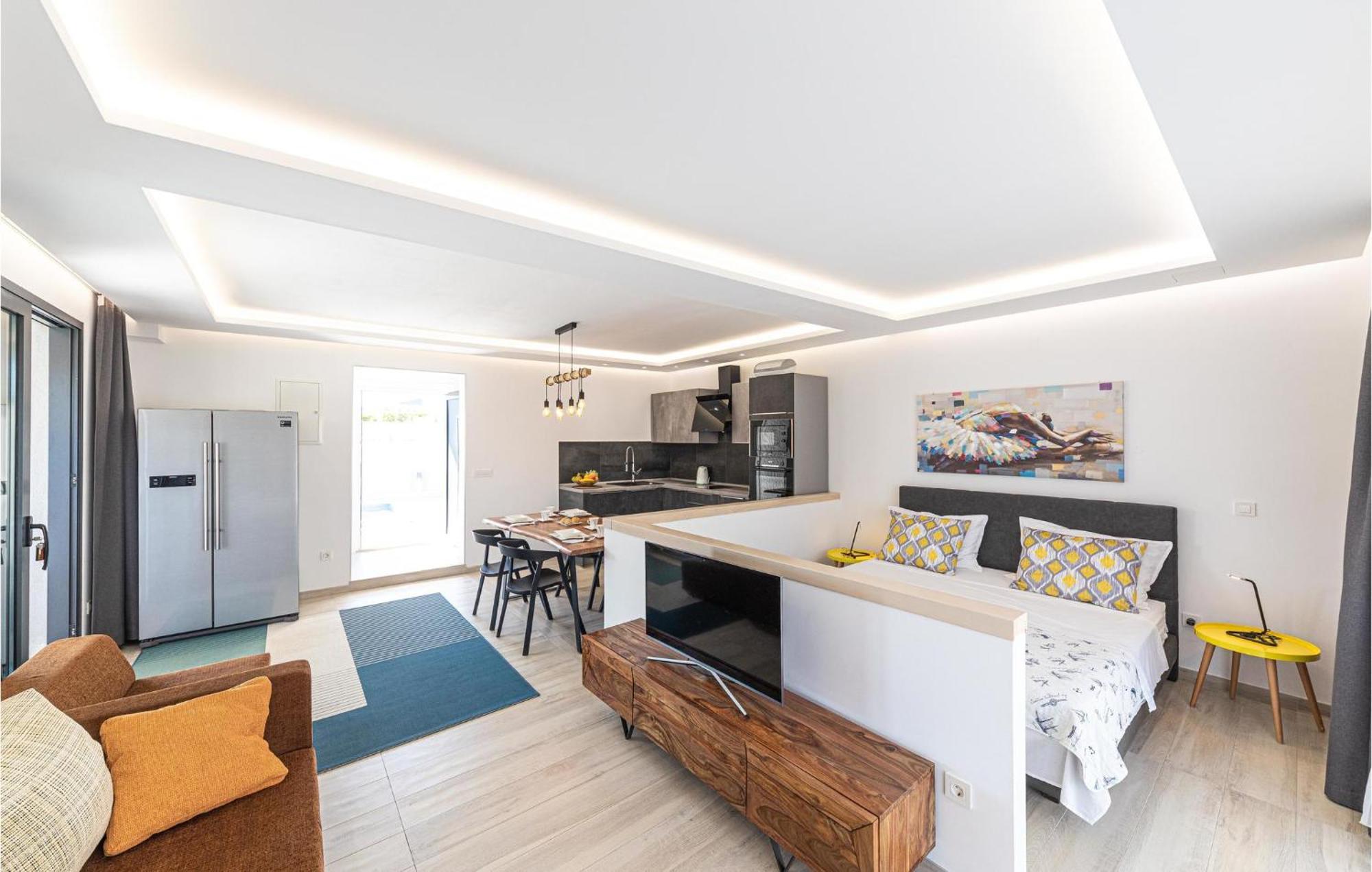 5 Bedroom Cozy Home In Okrug Donji Donji Okrug  Zewnętrze zdjęcie