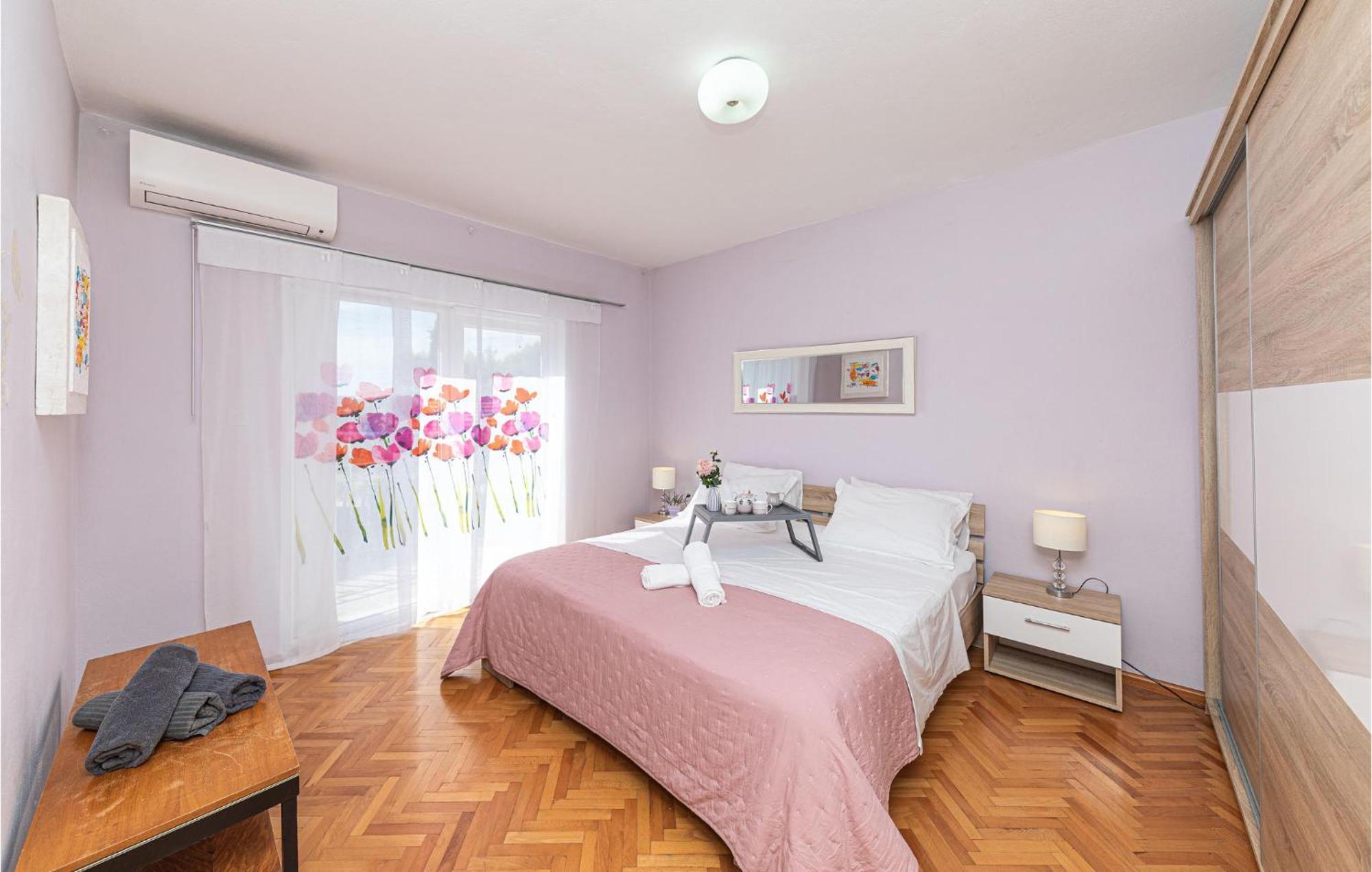 5 Bedroom Cozy Home In Okrug Donji Donji Okrug  Zewnętrze zdjęcie