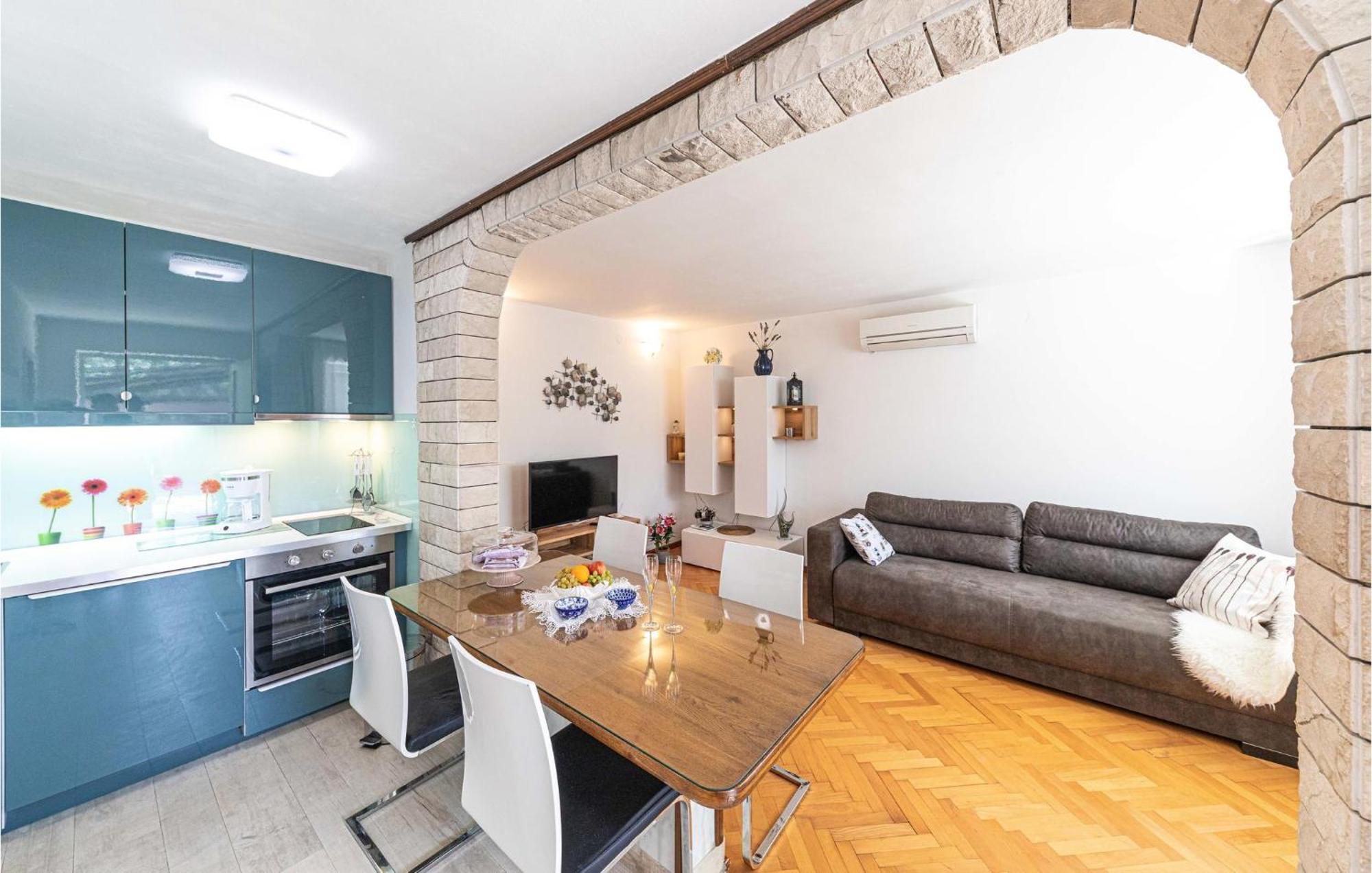 5 Bedroom Cozy Home In Okrug Donji Donji Okrug  Zewnętrze zdjęcie