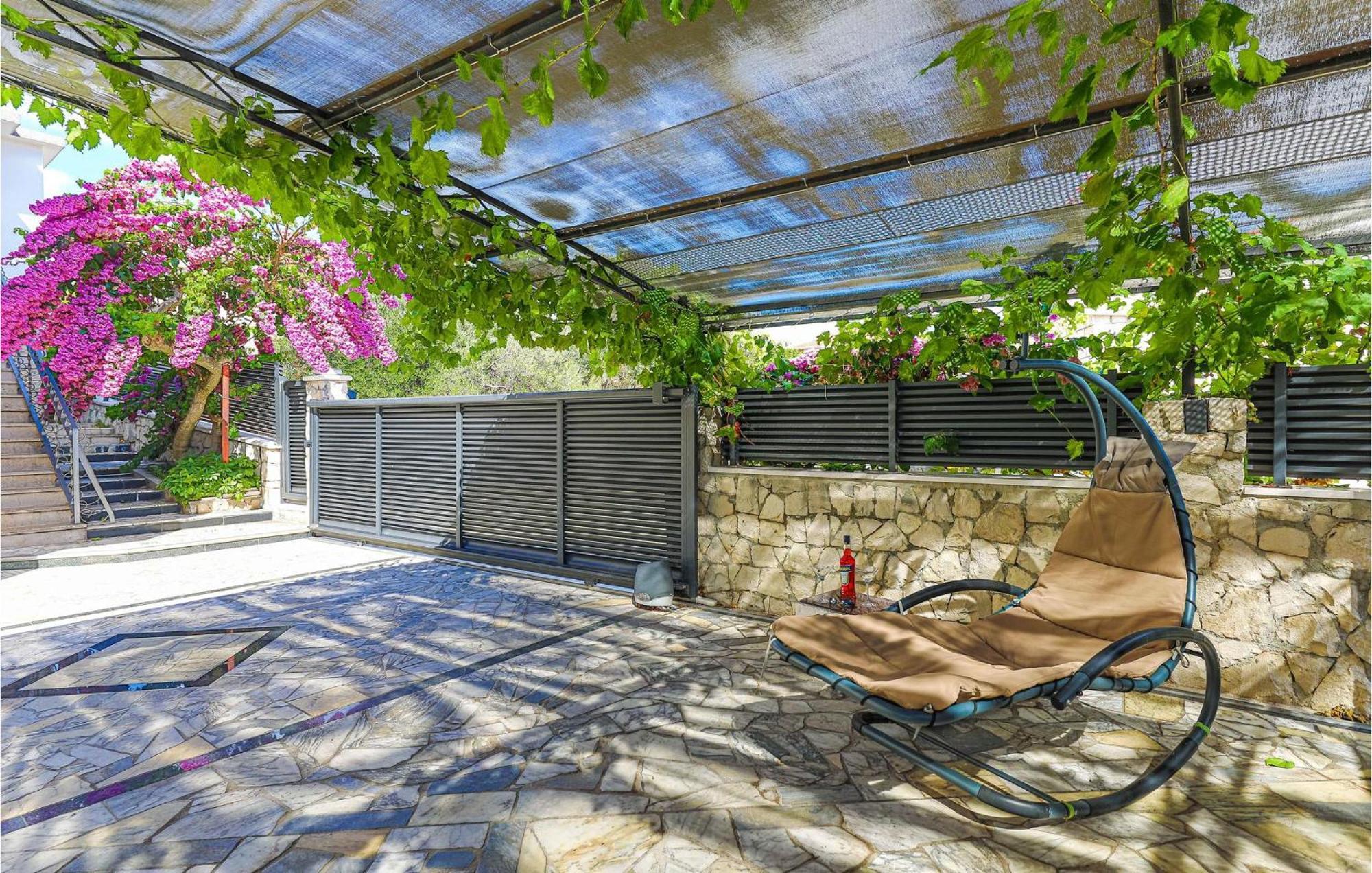 5 Bedroom Cozy Home In Okrug Donji Donji Okrug  Zewnętrze zdjęcie