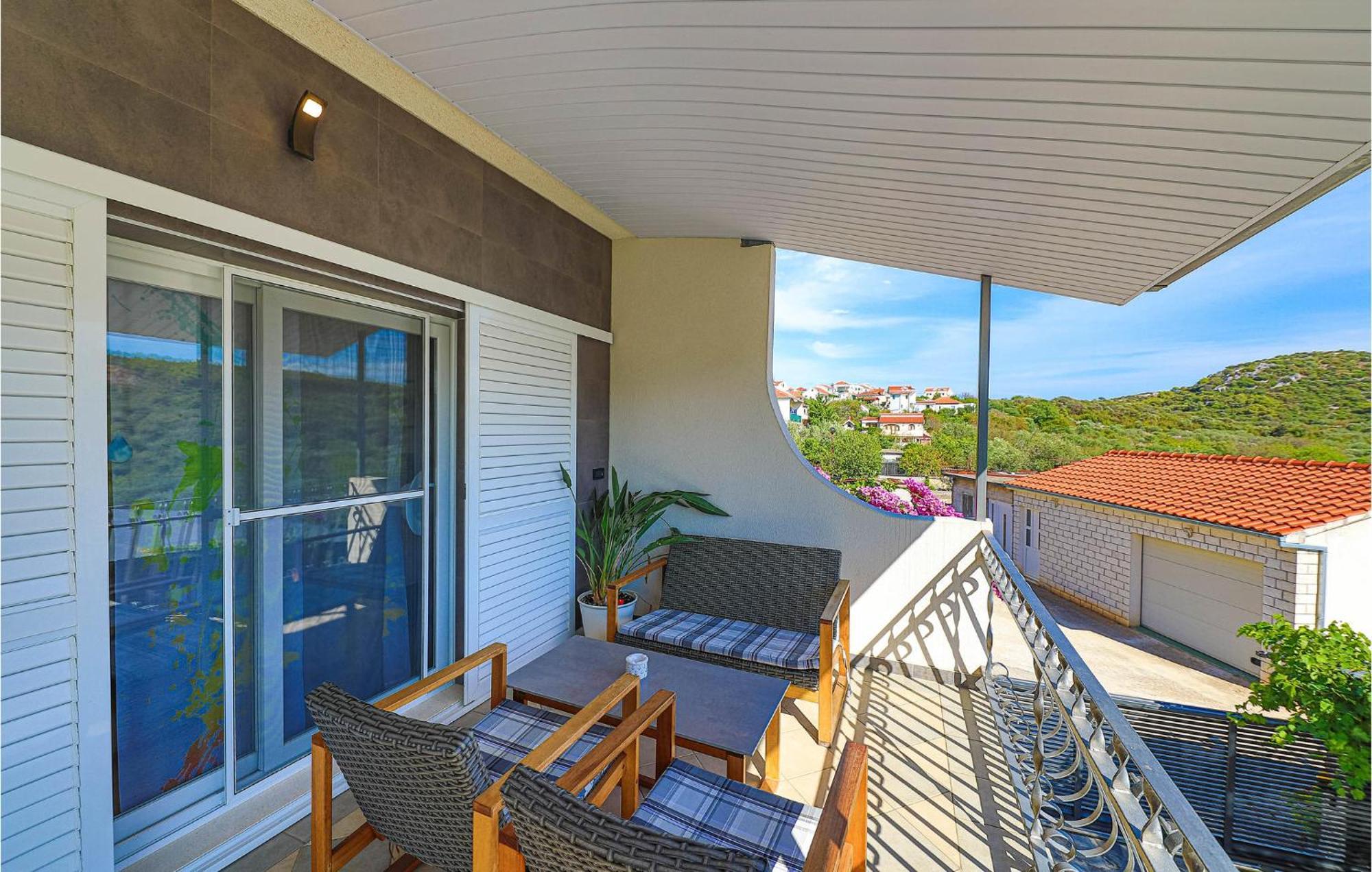 5 Bedroom Cozy Home In Okrug Donji Donji Okrug  Zewnętrze zdjęcie