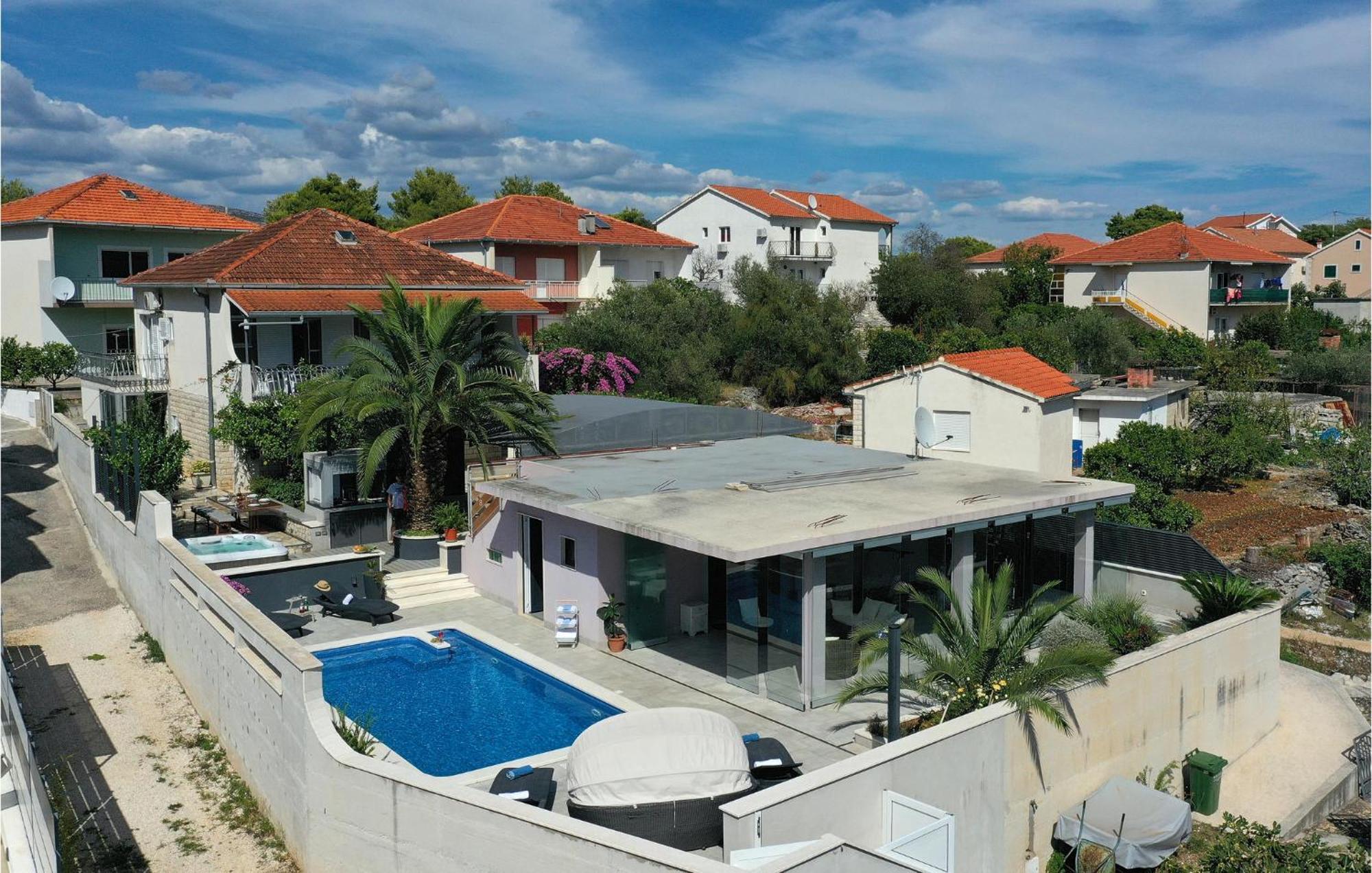 5 Bedroom Cozy Home In Okrug Donji Donji Okrug  Zewnętrze zdjęcie